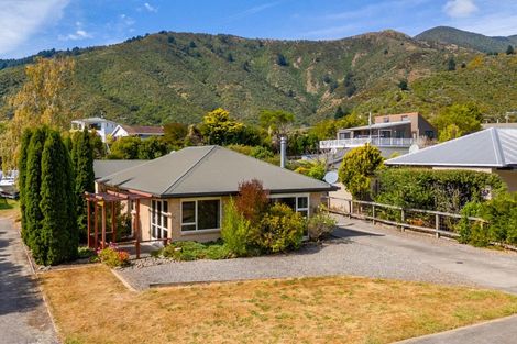Photo of property in 9 Captains Close, Waikawa, Picton, 7220