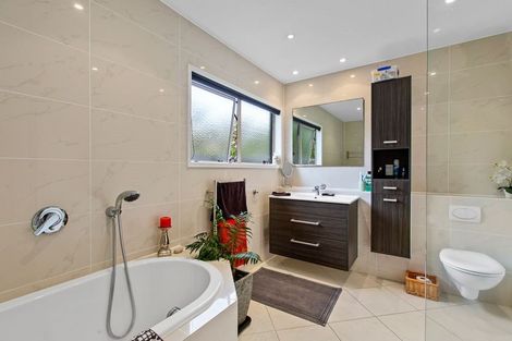 Photo of property in 24 Settlers Grove, Orewa, 0931