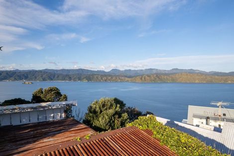 Photo of property in 174 Nevay Road, Karaka Bays, Wellington, 6022