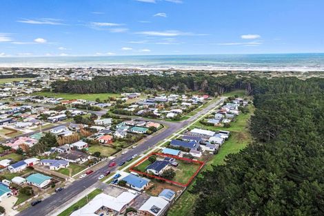 Photo of property in 9 Cousins Avenue East, Foxton Beach, Foxton, 4815