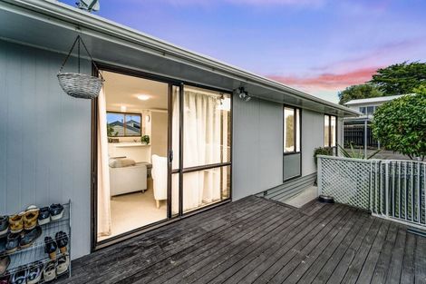 Photo of property in 2/4 Hanson Place, West Harbour, Auckland, 0618