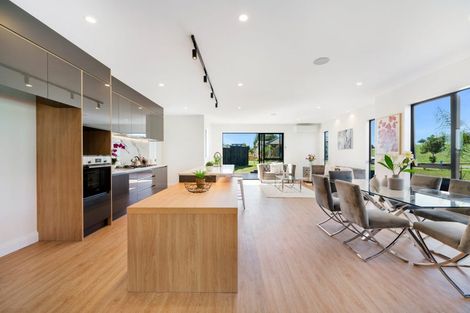 Photo of property in 14 Emerald Avenue, Rosehill, Papakura, 2113