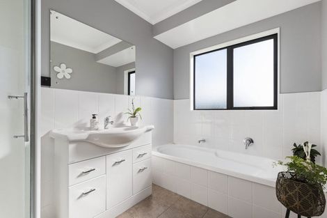 Photo of property in 14 Cathcart Close, Pukekohe, 2120