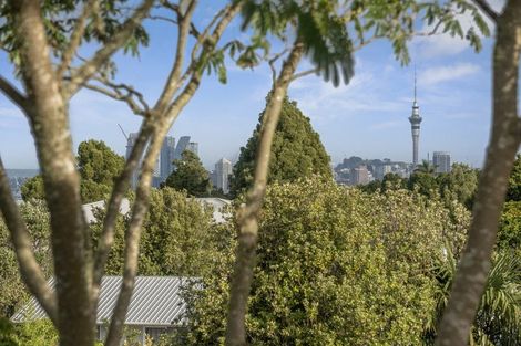 Photo of property in 1/177 Glenfield Road, Hillcrest, Auckland, 0627