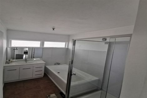 Photo of property in 3/240 Pakuranga Road, Pakuranga Heights, Auckland, 2010