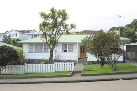 Photo of property in 86 Kenmore Street, Newlands, Wellington, 6037