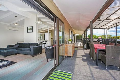 Photo of property in 11 Millen Place, Clarks Beach, 2122