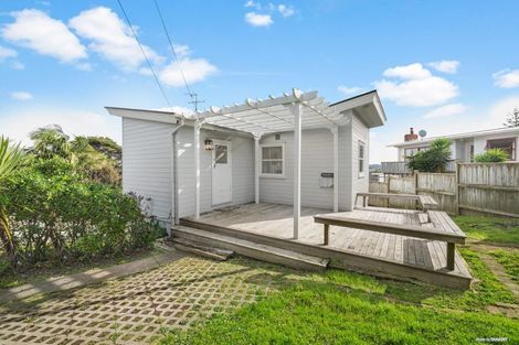 Photo of property in 1/592 East Coast Road, Pinehill, Auckland, 0630