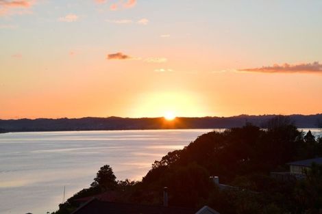 Photo of property in 3 Roberts Road, Tindalls Beach, Whangaparaoa, 0930