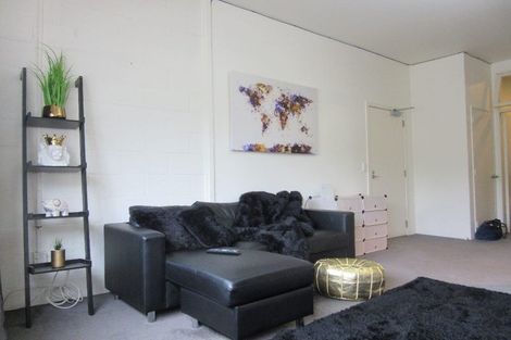 Photo of property in Endeavour Apartments, 19/125 Thorndon Quay, Pipitea, Wellington, 6011