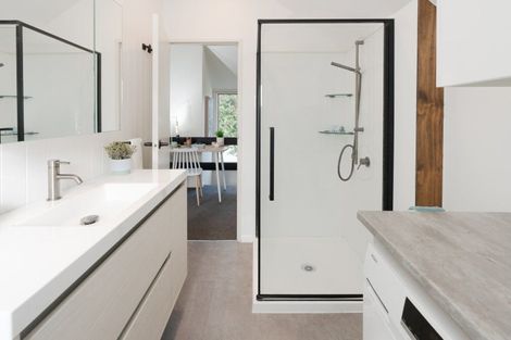 Photo of property in 138 Akaroa Drive, Maupuia, Wellington, 6022