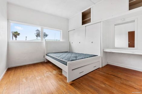 Photo of property in 15 Target Road, Totara Vale, Auckland, 0629