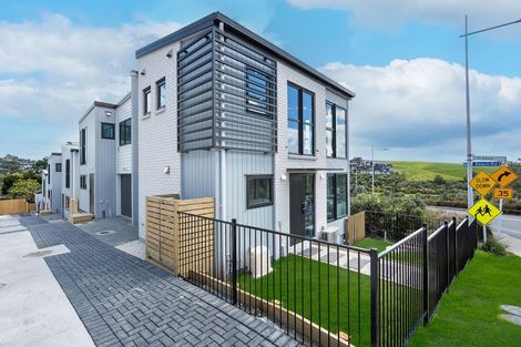 Photo of property in 1/1090 Beach Road, Torbay, Auckland, 0630