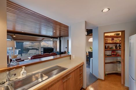 Photo of property in 10 Lordens Place, Fernhill, Queenstown, 9300