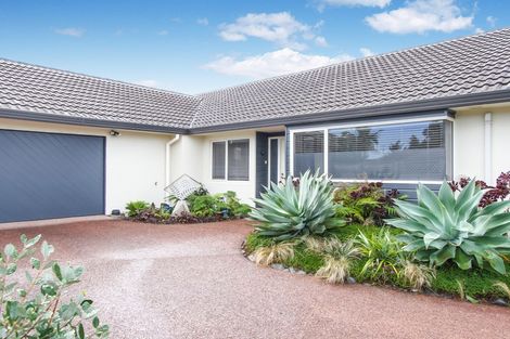 Photo of property in 14 Bridgehead Cove, West Harbour, Auckland, 0618