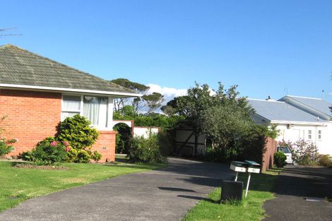 Photo of property in 2/26 Dudding Avenue, Northcote, Auckland, 0627