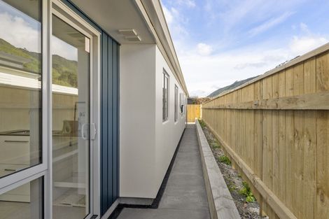 Photo of property in 18 Karearea Avenue, Waikanae, 5036