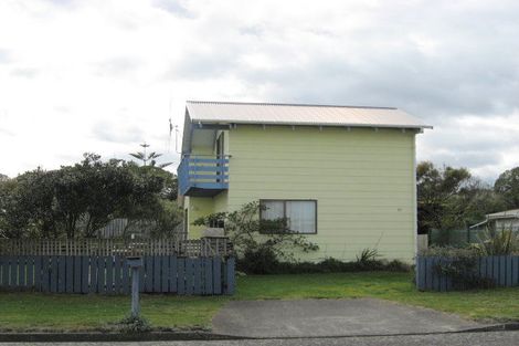 Photo of property in 17 James Street, Waikawa Beach, Levin, 5573