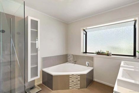 Photo of property in 479 East Coast Road, Murrays Bay, Auckland, 0630