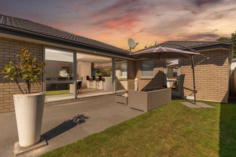 Photo of property in 8 Strone Close, Broomfield, Christchurch, 8042