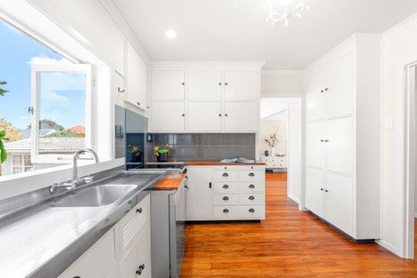 Photo of property in 33 Old Lake Road, Narrow Neck, Auckland, 0624