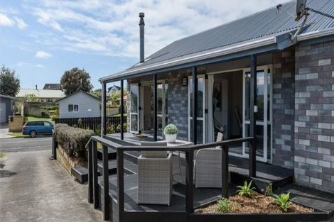 Photo of property in 32 Rutherford Drive, Waikanae Beach, Waikanae, 5036