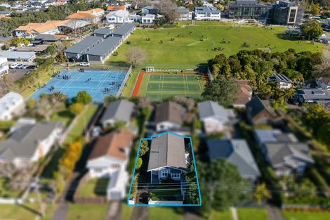 Photo of property in 1/18 Gladstone Road, Northcote, Auckland, 0627