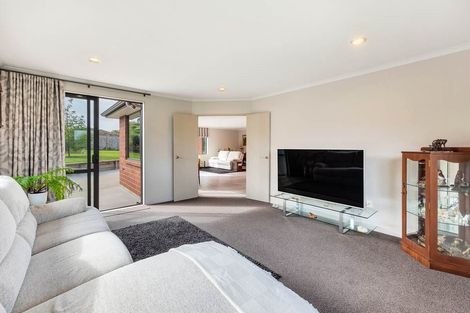 Photo of property in 8 Drumkeen Place, Rosehill, Papakura, 2113