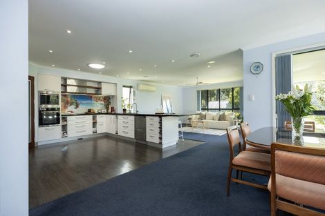 Photo of property in 14 Applemoors Way, Riverhead, 0820