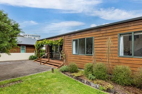 Photo of property in 105 Marine Parade, Eastbourne, Lower Hutt, 5013