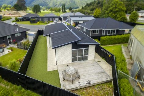 Photo of property in 14 Passchendaele Grove, Trentham, Upper Hutt, 5018