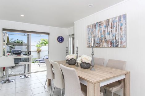 Photo of property in 14 Bridgehead Cove, West Harbour, Auckland, 0618
