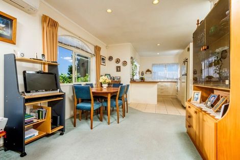 Photo of property in 2/335 Wairau Road, Totara Vale, Auckland, 0627