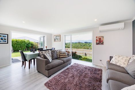 Photo of property in 132 Johnstone Drive, Fitzherbert, Palmerston North, 4410