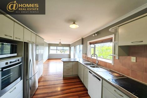 Photo of property in 127 Gossamer Drive, Pakuranga Heights, Auckland, 2010
