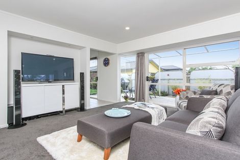 Photo of property in 14 Bridgehead Cove, West Harbour, Auckland, 0618