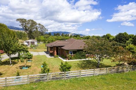 Photo of property in 468 Tararua Road, Levin, 5571