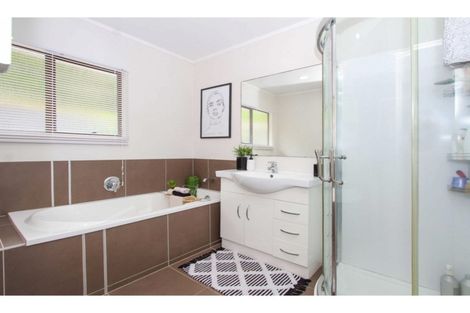 Photo of property in 1/27 Sovereign Place, Glenfield, Auckland, 0629
