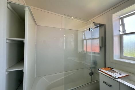 Photo of property in 84 Cambridge Terrace, Waterloo, Lower Hutt, 5011