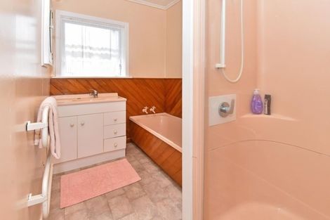 Photo of property in 24 Waterview Road West, Stanley Point, Auckland, 0624