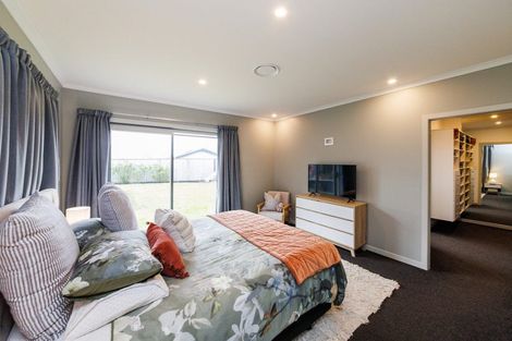Photo of property in 10 Mediterranean Grove, Fitzherbert, Palmerston North, 4410