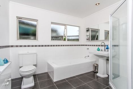 Photo of property in 14 Bridgehead Cove, West Harbour, Auckland, 0618