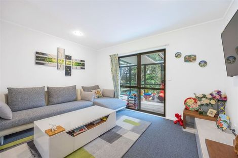 Photo of property in 2/9 Ridgewood Crescent, Birkenhead, Auckland, 0626