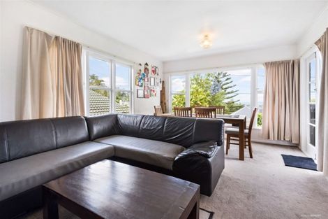 Photo of property in 1/60 Woodlands Crescent, Browns Bay, Auckland, 0630