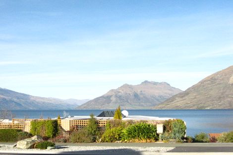 Photo of property in 58 Cedar Drive, Kelvin Heights, Queenstown, 9300