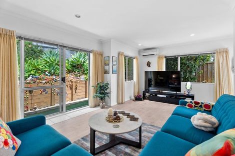 Photo of property in 2/1a Hamilton Place, Glenfield, Auckland, 0629