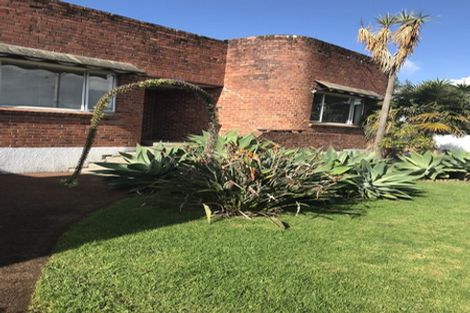 Photo of property in 8 Staveley Avenue, Mount Roskill, Auckland, 1041