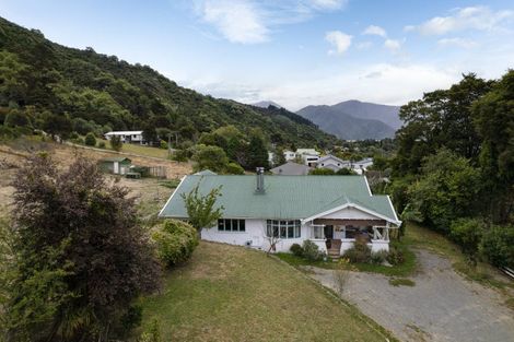 Photo of property in 9 Main Road, Havelock, 7100