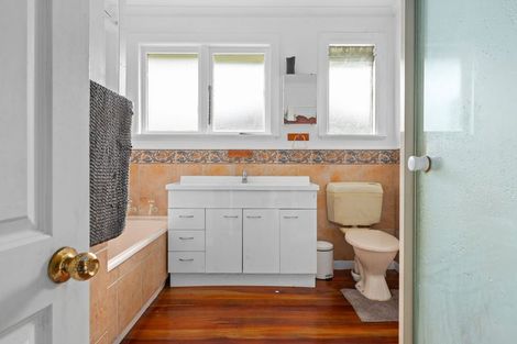 Photo of property in 11 Hilton Road, St Andrews, Hamilton, 3200