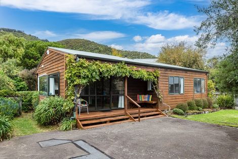 Photo of property in 105 Marine Parade, Eastbourne, Lower Hutt, 5013